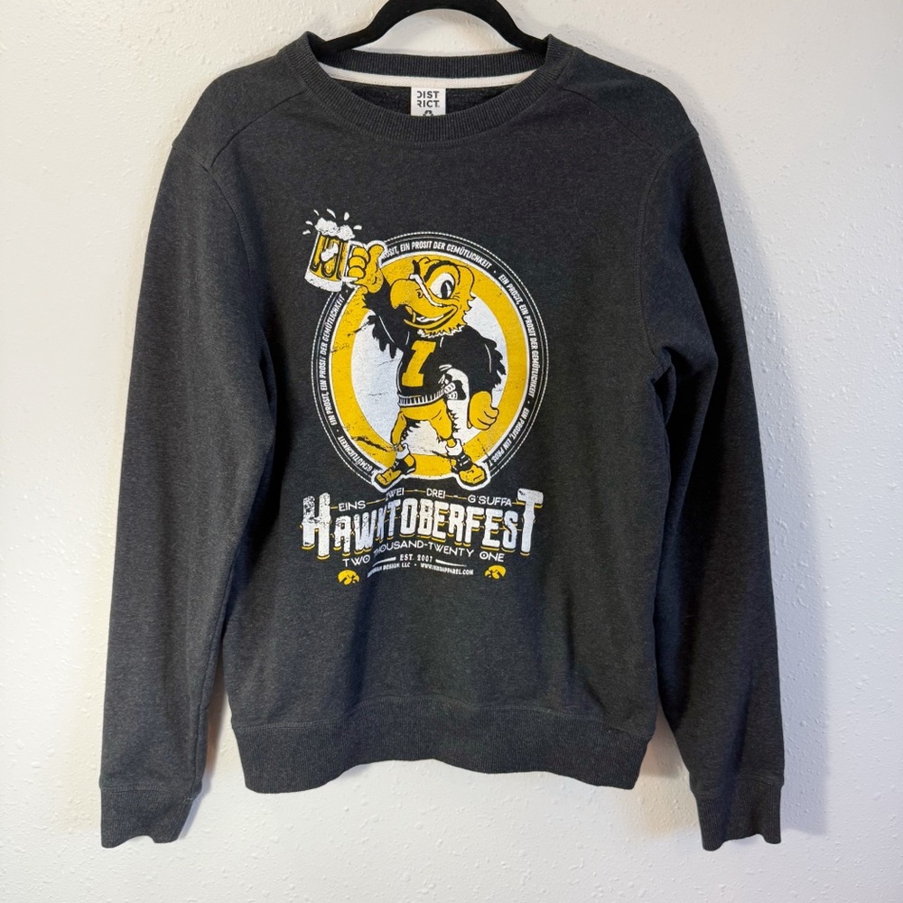 District Charcoal Graphic Women's Crewneck Sweatshirt Iowa Hawkeye‎